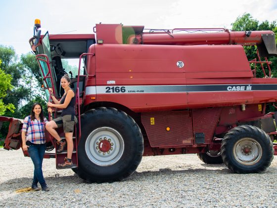 Die Landwirtinnen Bernadette und Raphaela Lex vor ihrem Mähdrescher.